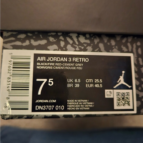 NWT Air Jordan 3 Retro Sneakers Size 7.5 - Picture 6 of 6